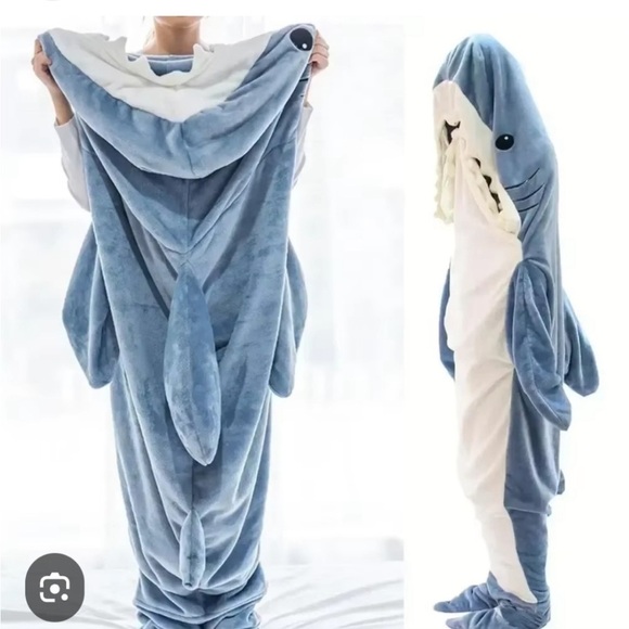 Shark-Themed Plush Pajama Blanket in Blue and White Size Medium NWT - Picture 7 of 10